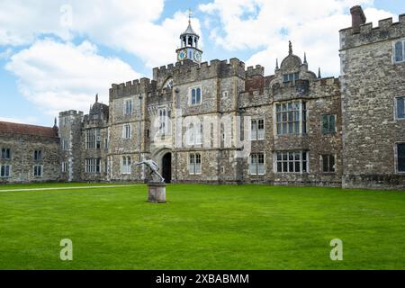 Knole House e i giardini vicino a Sevenoaks nel Kent. Originariamente costruito come Palazzo Arcivescovile, è anche famoso per la sua mandria di cervi selvaggia, ma amichevole. Foto Stock