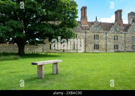 Knole House e i giardini vicino a Sevenoaks nel Kent. Originariamente costruito come Palazzo Arcivescovile, è anche famoso per la sua mandria di cervi selvaggia, ma amichevole. Foto Stock