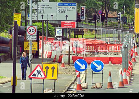 Glasgow, Scozia, Regno Unito. 11 giugno 2024: Meteo Regno Unito: Traffico e lavori stradali che trasformano la città in un incubo distopico. Il sole in città ha visto la città vedere la gente del posto e i turisti nel centro della città. Credit Gerard Ferry/Alamy Live News Foto Stock