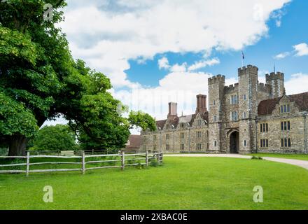 Knole House e i giardini vicino a Sevenoaks nel Kent. Originariamente costruito come Palazzo Arcivescovile, è anche famoso per la sua mandria di cervi selvaggia, ma amichevole. Foto Stock