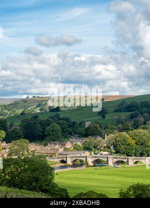 Vista di Burnsall e Burnsall Bridge, un pittoresco villaggio del North Yorkshire nel Yorkshire Dales National Park, Inghilterra, Regno Unito Foto Stock