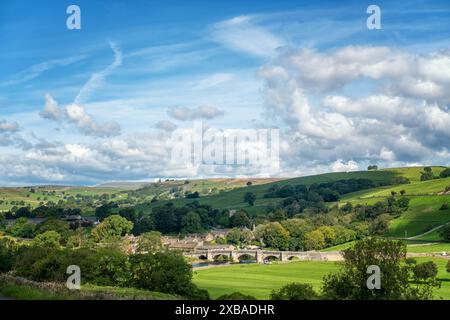 Vista di Burnsall e Burnsall Bridge, un pittoresco villaggio del North Yorkshire nel Yorkshire Dales National Park, Inghilterra, Regno Unito Foto Stock