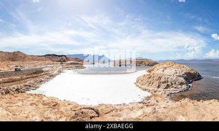 LAC Assal acque di lago salato con isole al centro e croste salate, il punto più basso dell'Africa, regione di Tadjourah, Gibuti Foto Stock