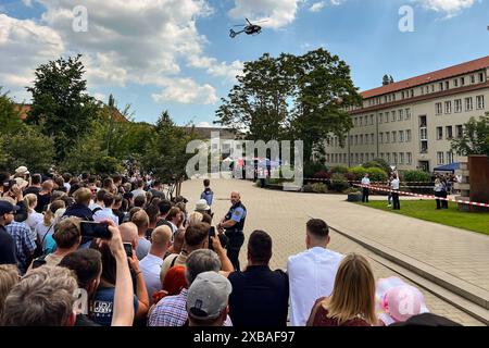 Vorführung des SEK Sondereinsatzkommando der Polizei. Tag der offenen Tür am 08.06.2024 an der Fachhochschule der Polizei ad Aschersleben Sachsen-Anhalt. Interessierte Besucher bekommen einen Blick hinter die Kulissen des Polizeialltags. MIT Unterstützung der gesammten Kolleginnen und Kollegen der Landespolizei Sachsen- Anhalt gibt es umfangreiche Ausstellungsangebote und verschiedenen Vorführungen. Es gibt eine Straße der Einsatzgebiete, welche z.B. Wasserwerfer, Sonderwagen, Gerätewagen, Taucherkraftwagen sowie ein Polizeiboot und einen Stand der Wasserschutzpolizei präsentiert. *** Demonstr Foto Stock