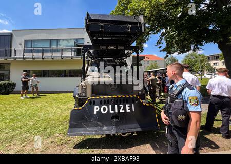 Der Survivor der Polizei wurde auch präsentiert. Tag der offenen Tür am 08.06.2024 an der Fachhochschule der Polizei ad Aschersleben Sachsen-Anhalt. Interessierte Besucher bekommen einen Blick hinter die Kulissen des Polizeialltags. MIT Unterstützung der gesammten Kolleginnen und Kollegen der Landespolizei Sachsen- Anhalt gibt es umfangreiche Ausstellungsangebote und verschiedenen Vorführungen. Es gibt eine Straße der Einsatzgebiete, welche z.B. Wasserwerfer, Sonderwagen, Gerätewagen, Taucherkraftwagen sowie ein Polizeiboot und einen Stand der Wasserschutzpolizei präsentiert. *** La polizia su Foto Stock