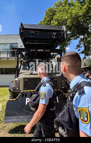 Der Survivor der Polizei wurde auch präsentiert. Tag der offenen Tür am 08.06.2024 an der Fachhochschule der Polizei ad Aschersleben Sachsen-Anhalt. Interessierte Besucher bekommen einen Blick hinter die Kulissen des Polizeialltags. MIT Unterstützung der gesammten Kolleginnen und Kollegen der Landespolizei Sachsen- Anhalt gibt es umfangreiche Ausstellungsangebote und verschiedenen Vorführungen. Es gibt eine Straße der Einsatzgebiete, welche z.B. Wasserwerfer, Sonderwagen, Gerätewagen, Taucherkraftwagen sowie ein Polizeiboot und einen Stand der Wasserschutzpolizei präsentiert. *** La polizia su Foto Stock