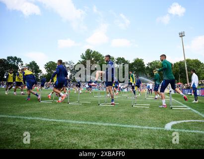 Iserlohn, Germania. 11 giugno 2024. Calcio, preparazione per UEFA Euro 2024, allenamento Italia a Iserlohn. I giocatori italiani superano gli ostacoli durante la sessione di allenamento pubblica della nazionale italiana. Crediti: Bernd Thissen/dpa/Alamy Live News Foto Stock