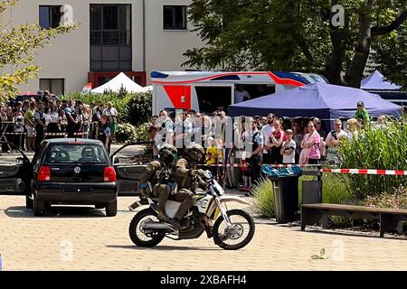 Vorführung des SEK Sondereinsatzkommando der Polizei. Tag der offenen Tür am 08.06.2024 an der Fachhochschule der Polizei ad Aschersleben Sachsen-Anhalt. Interessierte Besucher bekommen einen Blick hinter die Kulissen des Polizeialltags. MIT Unterstützung der gesammten Kolleginnen und Kollegen der Landespolizei Sachsen- Anhalt gibt es umfangreiche Ausstellungsangebote und verschiedenen Vorführungen. Es gibt eine Straße der Einsatzgebiete, welche z.B. Wasserwerfer, Sonderwagen, Gerätewagen, Taucherkraftwagen sowie ein Polizeiboot und einen Stand der Wasserschutzpolizei präsentiert. *** Demonstr Foto Stock