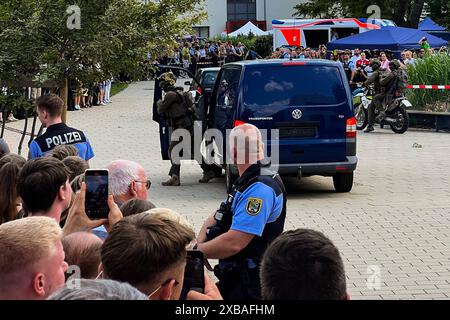 Vorführung des SEK Sondereinsatzkommando der Polizei. Tag der offenen Tür am 08.06.2024 an der Fachhochschule der Polizei ad Aschersleben Sachsen-Anhalt. Interessierte Besucher bekommen einen Blick hinter die Kulissen des Polizeialltags. MIT Unterstützung der gesammten Kolleginnen und Kollegen der Landespolizei Sachsen- Anhalt gibt es umfangreiche Ausstellungsangebote und verschiedenen Vorführungen. Es gibt eine Straße der Einsatzgebiete, welche z.B. Wasserwerfer, Sonderwagen, Gerätewagen, Taucherkraftwagen sowie ein Polizeiboot und einen Stand der Wasserschutzpolizei präsentiert. *** Demonstr Foto Stock