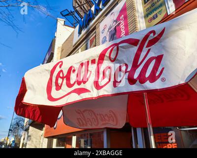 Toronto, ON, Canada – 17 aprile 2024: Visualizza il logo della Coca Cola Company Foto Stock