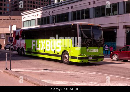 Toronto, ON, Canada – 30 agosto 2023: Vista presso l'autobus della compagnia Flixbus sull'autostrada di Toronto Foto Stock