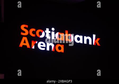 Toronto, ONTARIO, Canada – 10 agosto 2023: Il logo e il marchio dello stadio Scotiabank Arena nel centro di Toronto Foto Stock