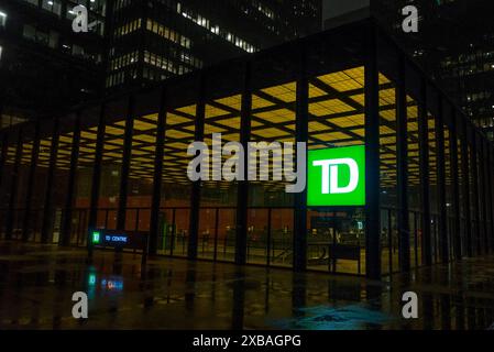 Toronto, ONTARIO, Canada – 23 agosto 2023: Viw presso il cartello della Toronto Dominion Bank sull'edificio di Toronto Foto Stock