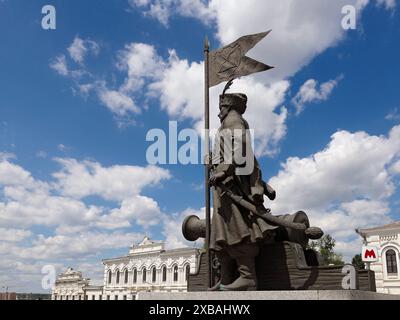 CHARKIV, UCRAINA - 8 GIUGNO 2024 - il monumento al leader militare cosacco ucraino del XVII secolo, Koshovyi Otaman dell'esercito zaporozhiano Ivan Sirko si trova a Bursatskyi Descent a Charkiv, nel nord-est dell'Ucraina. Foto Stock