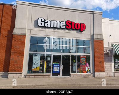 Toronto, ON, Canada – gennaio 2024: Guarda il negozio di videogiochi GameStop nel centro commerciale Foto Stock