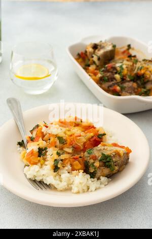 Riso bianco con verdure al forno e pesce bianco di merluzzo bianco al forno, un pranzo o una cena deliziosi e sostanziosi Foto Stock