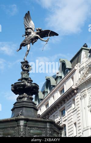 Inghilterra, Londra, Piccadilly Circus, Shaftesbury Memorial Fountain, Statua di Eros da Sir Alfred Gilbert Foto Stock