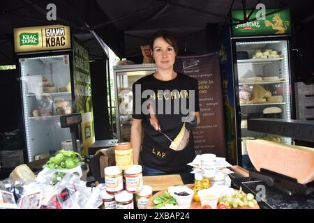 Leopoli, Ucraina. 8 giugno 2024. Un rack con formaggi artigianali alla Fiera dei prodotti biologici e artigianali di Leopoli. (Foto di Pavlo Palamarchuk/SOPA Images/Sipa USA) credito: SIPA USA/Alamy Live News Foto Stock