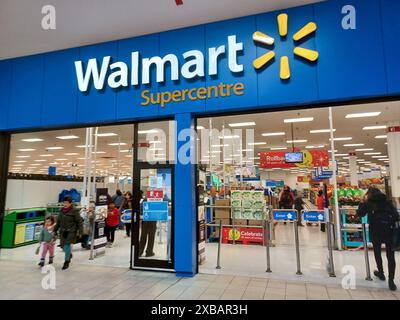 Toronto, ON, Canada - 30 aprile 2024: Visualizza sul cartello con il logo del superstore Walmart in America Foto Stock