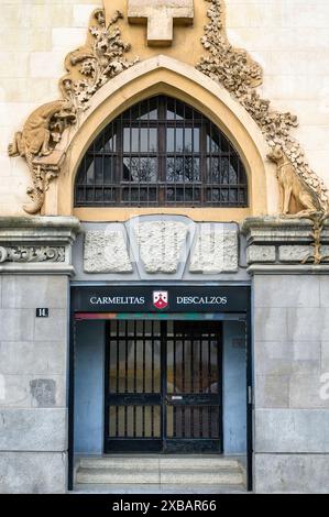 Porta d'ingresso. Caratteristica architettonica del Tempio Nazionale di Santa Teresa de Jesus e Convento dei Padri Carmelitani Scalzi Foto Stock