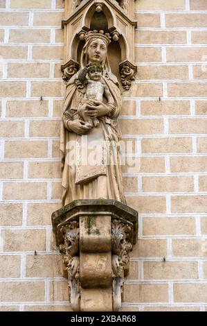 Scultura in pietra della Vergine Maria. Caratteristica architettonica del Tempio Nazionale di Santa Teresa de Jesus e Convento dei Padri Carmelitani Scalzi Foto Stock