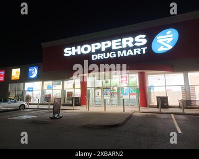 Toronto, ON, Canada - 3 maggio 2024: Il logo e il marchio del negozio Shoppers Drug Mart di Toronto, Canad Foto Stock