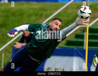 Iserlohn, Germania. 11 giugno 2024. Calcio, preparazione per UEFA Euro 2024, allenamento Italia a Iserlohn. Il portiere italiano Gianluigi Donnarumma è in azione durante la sessione di allenamento pubblica della nazionale italiana. Crediti: Bernd Thissen/dpa/Alamy Live News Foto Stock
