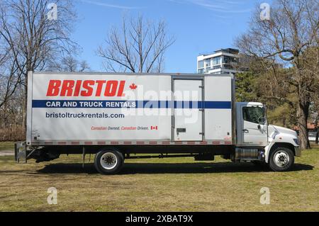 Toronto, ON, Canada – 22 aprile 2024: Visualizza presso la società di trasloco Truck of Bristol per il noleggio di auto e camion Foto Stock