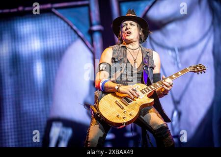 Solvesborg, Svezia. 8 giugno 2024. Il chitarrista Ryan Roxie esegue un concerto dal vivo con la cantante americana Alice Cooper durante il festival musicale svedese Sweden Rock Festival 2024 a Solvesborg. (Foto: Gonzales Photo - Terje Dokken). Foto Stock