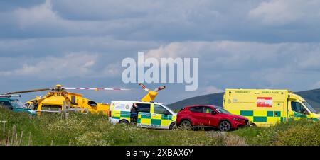 I paramedici e l'ambulanza Surrey & Sussex Air attendono la persona salvata. Un salvataggio drammatico che coinvolge il servizio di ambulanza aerea, guardie costiere, RNLI i. Foto Stock