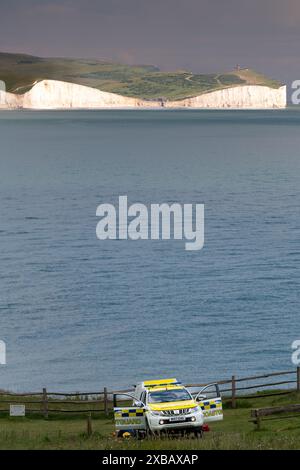 Si è svolto un soccorso drammatico che ha coinvolto il servizio di ambulanza aerea, le guardie costiere, la scialuppa di salvataggio costiera RNLI e l'elicottero di ricerca e salvataggio delle guardie costiere Foto Stock