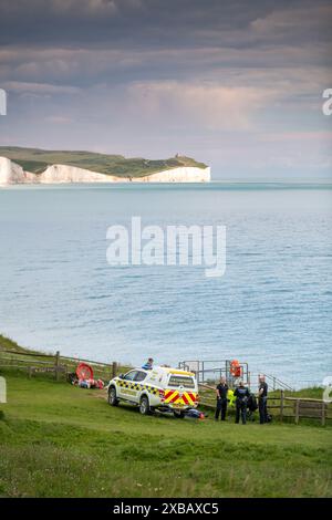 Si è svolto un soccorso drammatico che ha coinvolto il servizio di ambulanza aerea, le guardie costiere, la scialuppa di salvataggio costiera RNLI e l'elicottero di ricerca e salvataggio delle guardie costiere Foto Stock