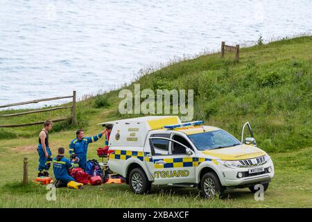 Le guardie costiere si preparano a calpestare la scogliera. Un soccorso drammatico che coinvolge il servizio di Air Ambulance, le guardie costiere, la scialuppa di salvataggio costiera RNLI e il Co Foto Stock