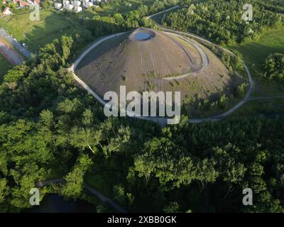 Vista aerea di cumuli di scorie di carbone nei pressi di Oignies, Francia settentrionale Foto Stock