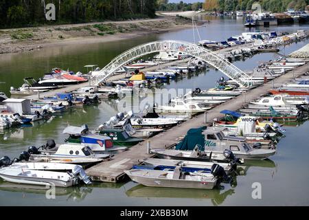 Attracco delle barche al molo 'International Marina' di Apatin, Serbia Foto Stock