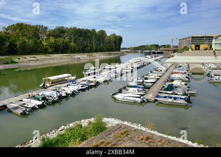 Attracco delle barche al molo 'International Marina' di Apatin, Serbia Foto Stock