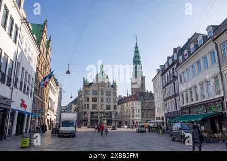 COPENAGHEN, DANIMARCA - 28 OTTOBRE 2014: Piazza della città di Amagertorv a Copenaghen, Danimarca, con l'edificio Nikolaj Kunsthal sullo sfondo Foto Stock