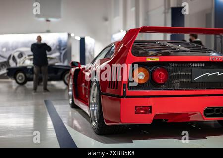 MODENA, ITALIA - 21 APRILE 2022: Vista posteriore della supercar Ferrari F40 nel Museo Enzo Ferrari di Modena Foto Stock