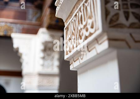Un bell'esempio di intonaco intagliato a Marrakech, in Marocco Foto Stock