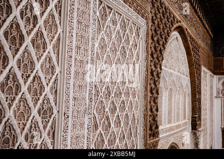 Un bell'esempio di intonaco intagliato a Marrakech, in Marocco Foto Stock