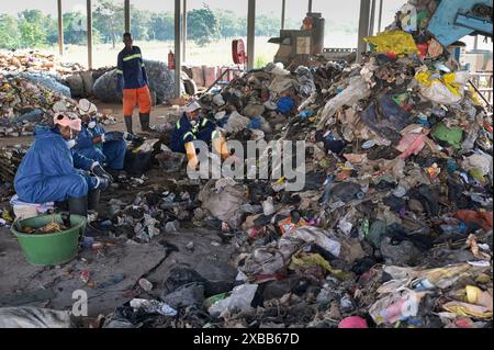 GHANA, regione di Ashanti, Kumasi, Gyankobaa W2E impianto di biogas W2E rifiuti a energia con impianto di riciclaggio e compost, stazione di riciclaggio plastica, donne con maschera di protezione classificano manualmente diversi tipi di plastica Foto Stock