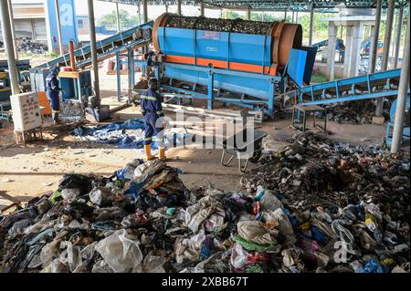 GHANA, regione di Ashanti, Kumasi, Gyankobaa W2E impianto di biogas W2E con impianto di riciclaggio e compost, stazione di riciclaggio di plastica Foto Stock