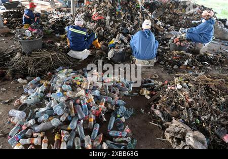 GHANA, regione di Ashanti, Kumasi, Gyankobaa W2E impianto di biogas W2E rifiuti a energia con impianto di riciclaggio e compost, stazione di riciclaggio plastica, donne con maschera di protezione classificano manualmente diversi tipi di plastica Foto Stock