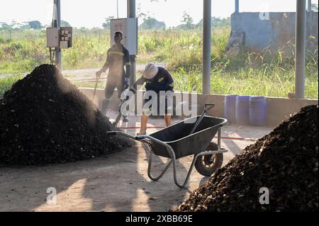 GHANA, regione di Ashanti, Kumasi, impianto di biogas da rifiuti a energia di Gyankobaa, stazione di compostaggio / Gyankobaa W2E Biogasanlage, Kompostwerk Foto Stock