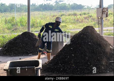 GHANA, regione di Ashanti, Kumasi, impianto di biogas da rifiuti a energia di Gyankobaa, stazione di compostaggio / Gyankobaa W2E Biogasanlage, Kompostwerk Foto Stock