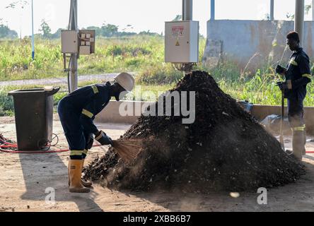 GHANA, regione di Ashanti, Kumasi, impianto di biogas da rifiuti a energia di Gyankobaa, stazione di compostaggio / Gyankobaa W2E Biogasanlage, Kompostwerk Foto Stock