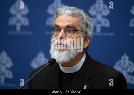 Vaticano, Vaticano. 11 giugno 2024. **NO LIBRI** Italia, Roma, Vaticano, 2024/6/11. Fratello Guy Consolmagno, S.I., Planetologo, Direttore della Specola Vaticana durante una conferenza stampa che presenta il Workshop "buchi neri, onde gravitazionali e singolarità spazio-temporali", un workshop internazionale per celebrare l'eredità di G. Lemaître nel nuovo millennio, organizzato dalla Specola Vaticana. Fotografia di ALESSIA GIULIANI / Catholic Press Photo Credit: Agenzia fotografica indipendente / Alamy Live News Foto Stock