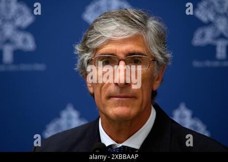 Vaticano, Vaticano. 11 giugno 2024. **NO LIBRI** Italia, Roma, Vaticano, 2024/6/11. Prof. massimo Bianchi, fisico teorico durante la conferenza stampa che presenta il Workshop "buchi neri, onde gravitazionali e singolarità spazio-tempo" - un workshop internazionale per celebrare l'eredità di G. Lemaître nel nuovo millennio, organizzato dalla Specola Vaticana Fotografia di ALESSIA GIULIANI / Catholic Press Photo Credit: Agenzia fotografica indipendente/Alamy Live News Foto Stock