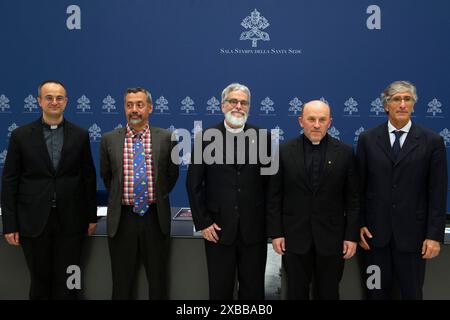 Vaticano, Vaticano. 11 giugno 2024. **NO LIBRI** Italia, Roma, Vaticano, 2024/6/11. Don Matteo Galaverni, Dr. Fabio Scardigli, fratello Guy Consolmagno e Prof. massimo Bianchi durante una conferenza stampa che presenta il Workshop "buchi neri, onde gravitazionali e singolarità spazio-tempo", un workshop internazionale per celebrare l'eredità di G. Lemaître nel nuovo millennio, organizzato dalla Specola Vaticana Fotografia di ALESSIA GIULIANI / Catholic Press Photo Credit: Agenzia fotografica indipendente / Alamy Live News Foto Stock