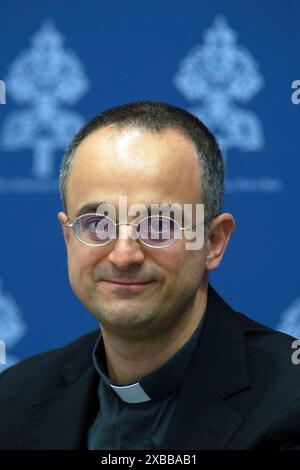 Vaticano, Vaticano. 11 giugno 2024. **NO LIBRI** Italia, Roma, Vaticano, 2024/6/11. Don Matteo Galaverni, cosmologo, Specola Vaticana durante una conferenza stampa che presenta il Workshop "buchi neri, onde gravitazionali e singolarità spazio-tempo" - un workshop internazionale per celebrare l'eredità di G. Lemaître nel nuovo millennio, organizzato dalla Specola Vaticana Fotografia di ALESSIA GIULIANI /Catholic Press Photo/Hans Lucas. Credito: Agenzia fotografica indipendente/Alamy Live News Foto Stock